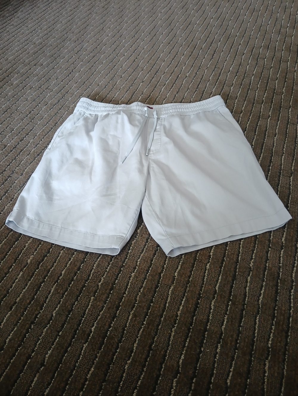 UNTUCKit Flat Front Light Gray Whitley Shorts Men's Size Large